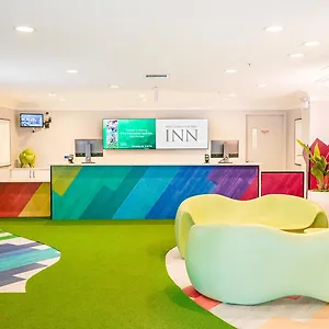 Inn West Mall **